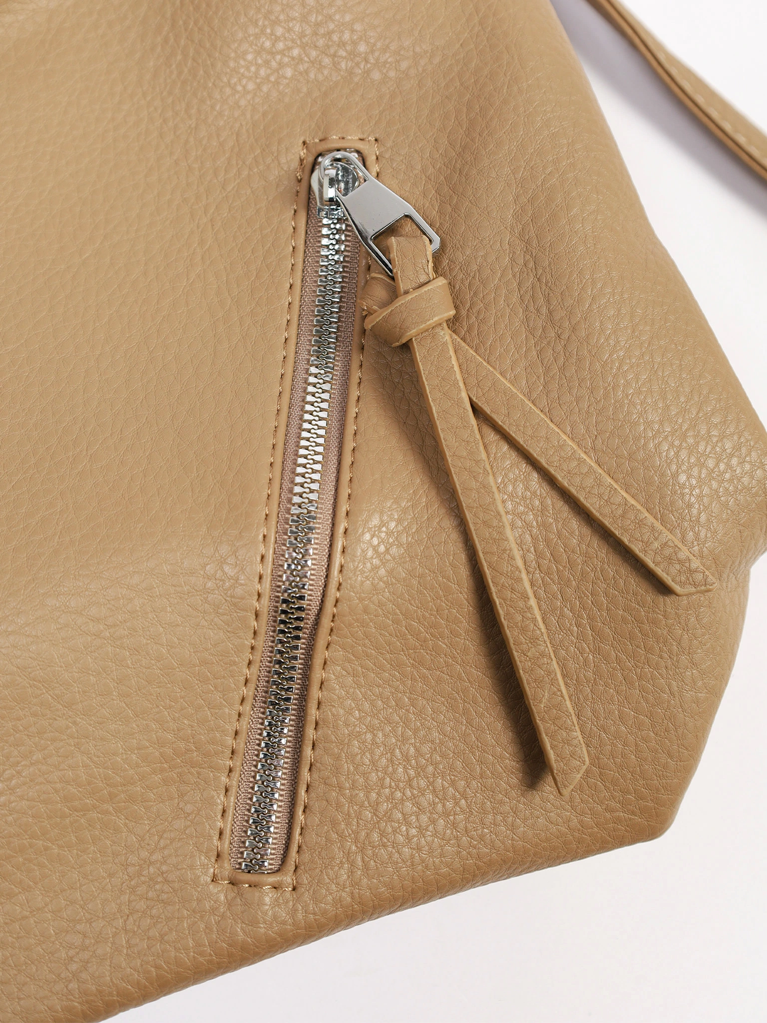 Сумка-шоппер с декоративными цепочками в ассортименте